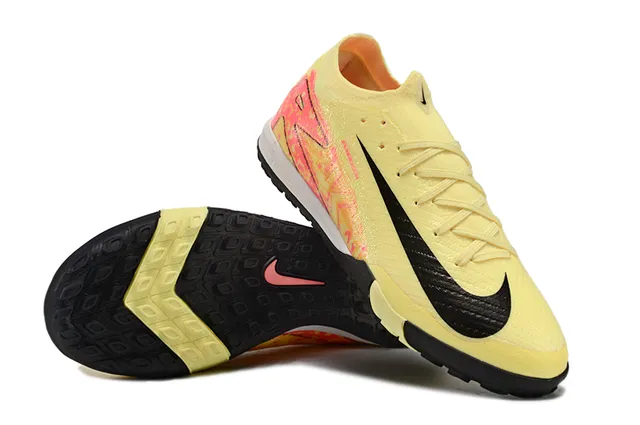 Nike Amarillo Rosa Flyknit Upper Pixelated Graphic Overlay Turf Zapatos de fútbol 4