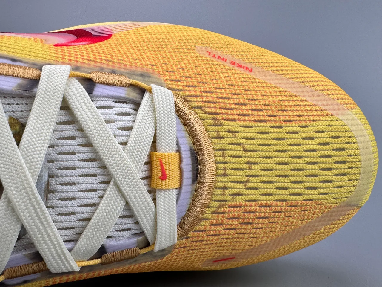 Nike ZoomX Invincible Run Amarillo Rojo Malla ingenieril superior en capas sintético superposiciones zapatos de correr 2
