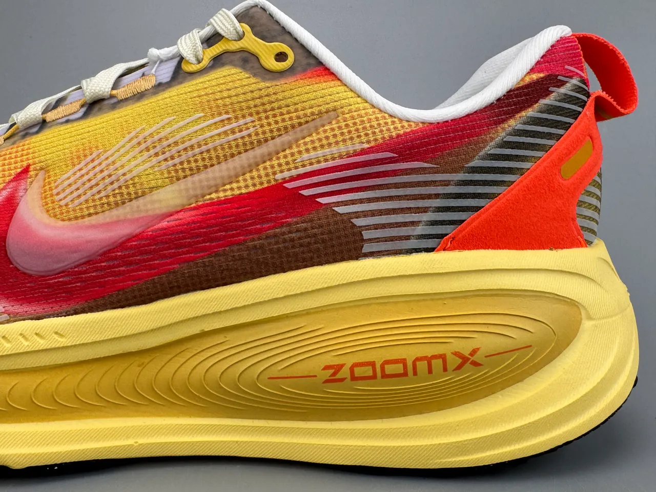 Nike ZoomX Invincible Run Amarillo Rojo Malla ingenieril superior en capas sintético superposiciones zapatos de correr 7