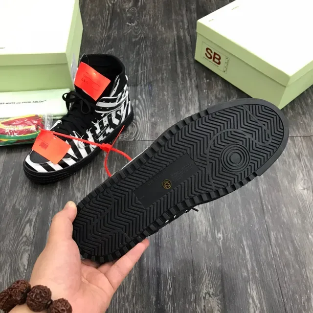 Tênis lifestyle Off-White preto high top listras diagonais 2