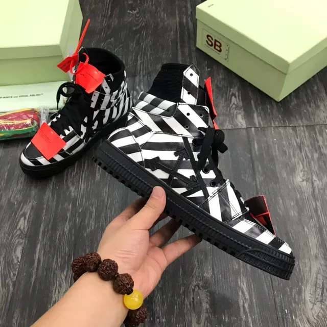 Tênis lifestyle Off-White preto high top listras diagonais 4