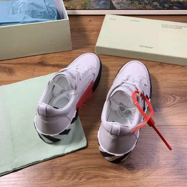 Off-White Black Low-Top Leather Upper Lifestyle Sneakers 3