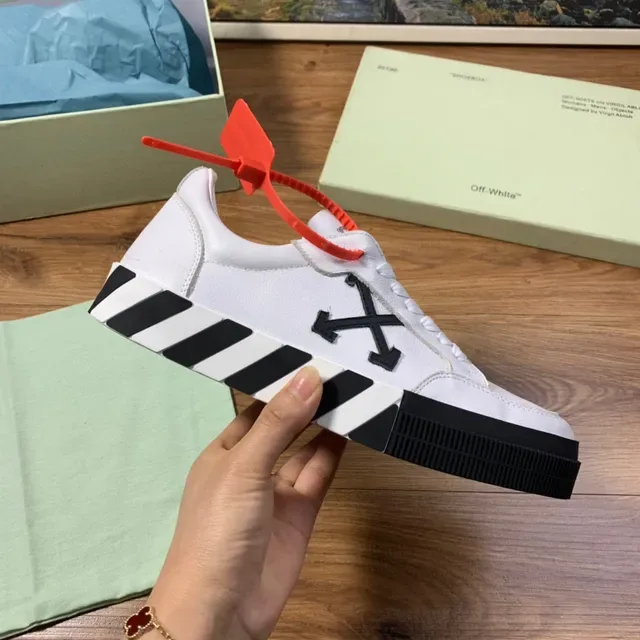 Off-White Black Low-Top Leather Upper Lifestyle Sneakers 4