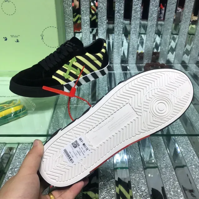 Off-White Sneakers Lifestyle Noir Jaune Suède Haut Panneau Rayé Diagonal 2