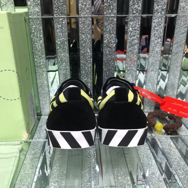 Off-White Sneakers Lifestyle Noir Jaune Suède Haut Panneau Rayé Diagonal 3