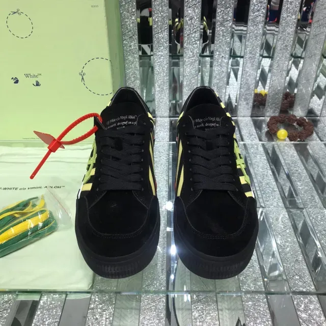 Off-White Sneakers Lifestyle Noir Jaune Suède Haut Panneau Rayé Diagonal 4