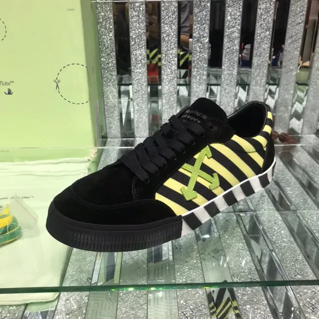 Off-White Sneakers Lifestyle Noir Jaune Suède Haut Panneau Rayé Diagonal 5