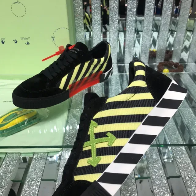 Off-White Sneakers Lifestyle Noir Jaune Suède Haut Panneau Rayé Diagonal 6
