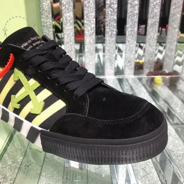 Off-White Sneakers Lifestyle Noir Jaune Suède Haut Panneau Rayé Diagonal 7