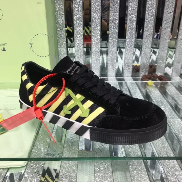 Off-White Sneakers Lifestyle Noir Jaune Suède Haut Panneau Rayé Diagonal 9