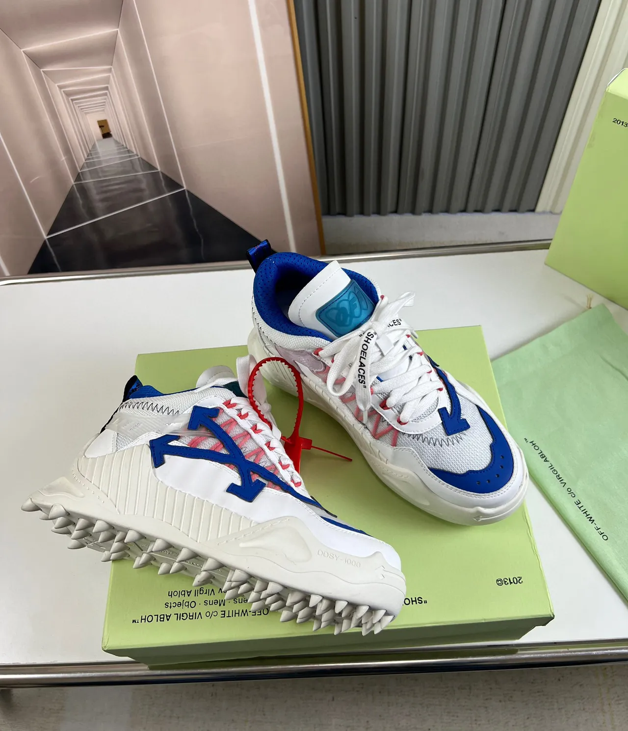 Off-White 蓝色超大箭头标志凸纹雕塑中底厚底运动鞋 5