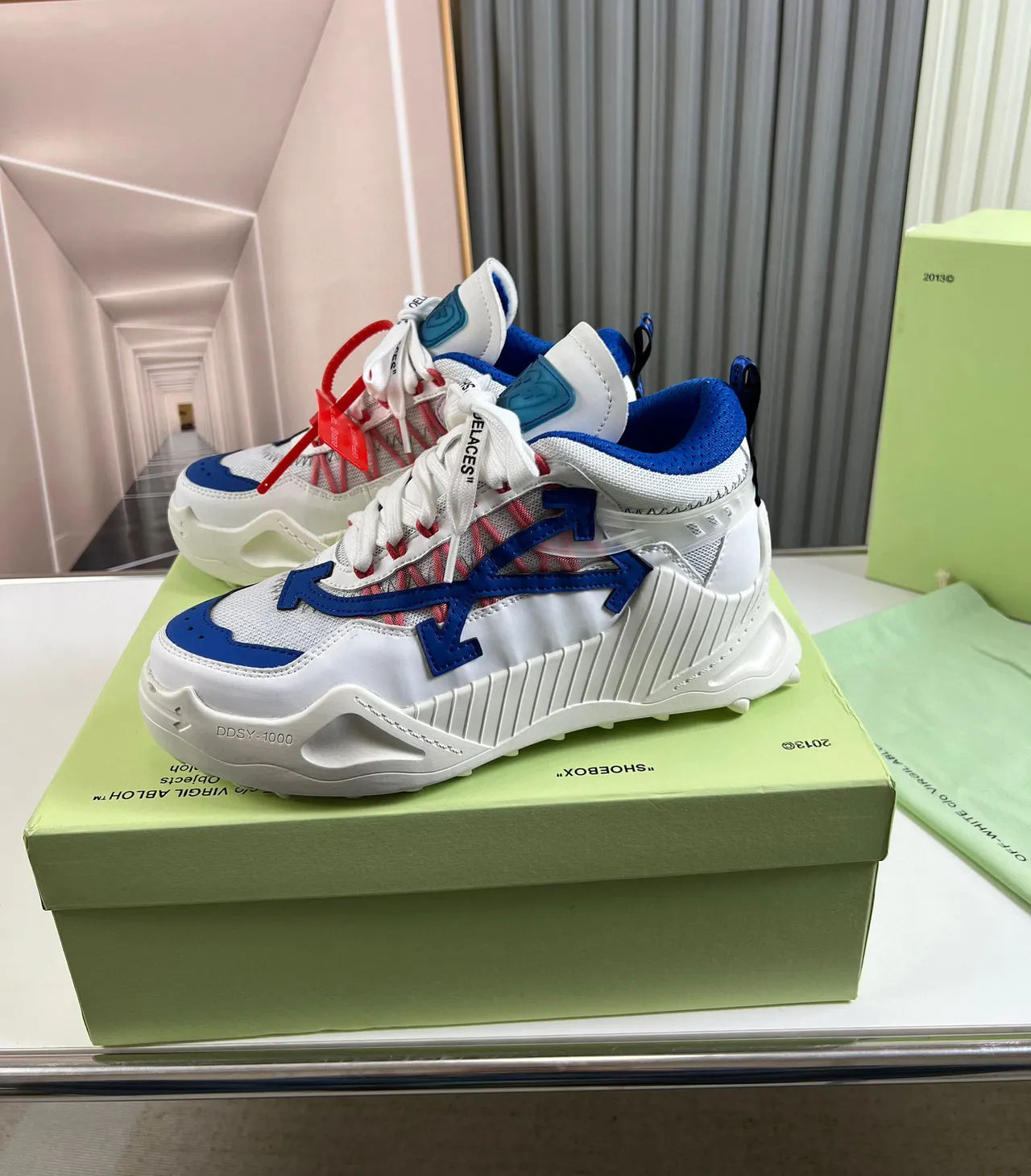 Off-White 蓝色超大箭头标志凸纹雕塑中底厚底运动鞋 8
