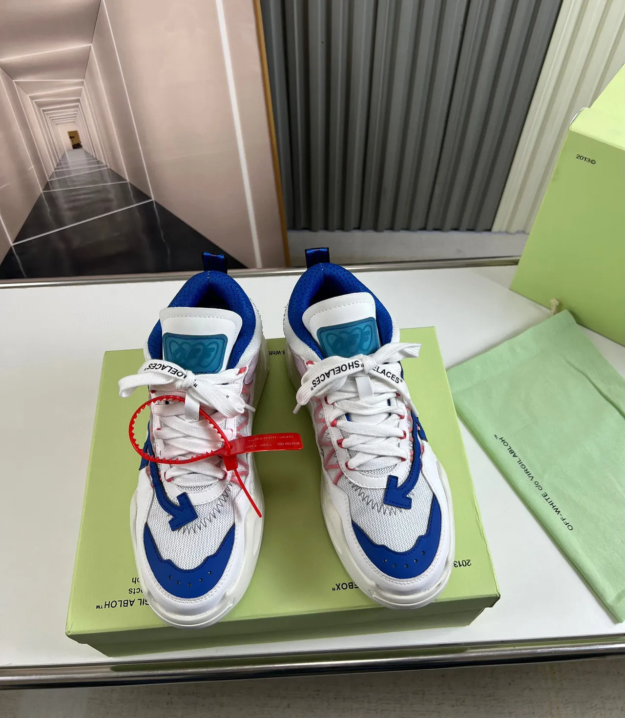Off-White 蓝色超大箭头标志凸纹雕塑中底厚底运动鞋 9