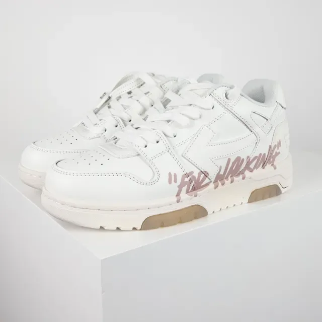 Off-White tênis lifestyle brancos e rosados com script para caminhar 2