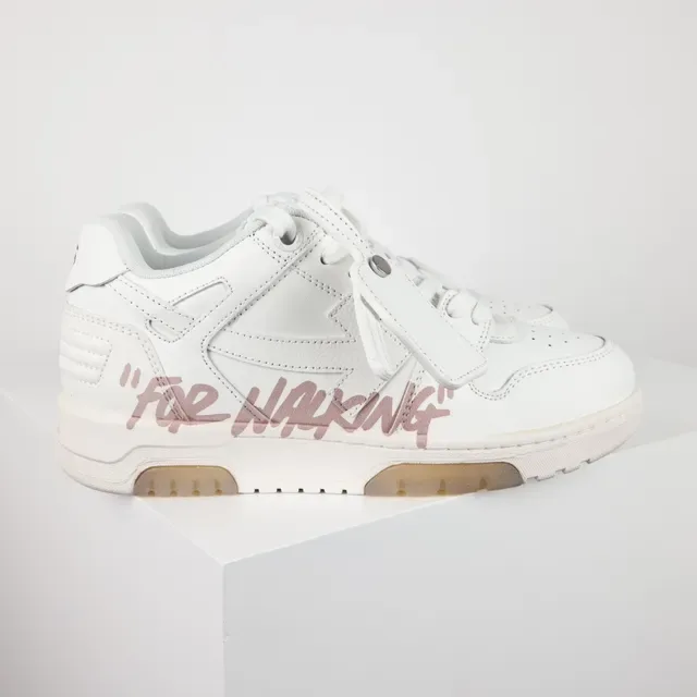 Off-White tênis lifestyle brancos e rosados com script para caminhar 3