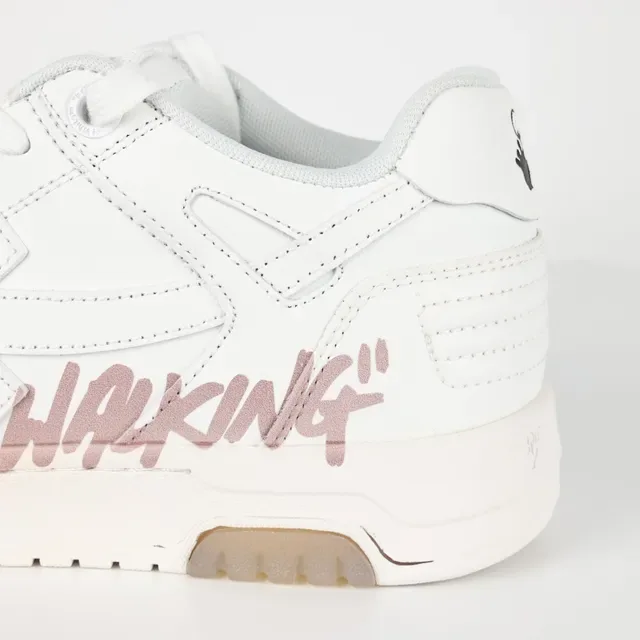 Off-White tênis lifestyle brancos e rosados com script para caminhar 4
