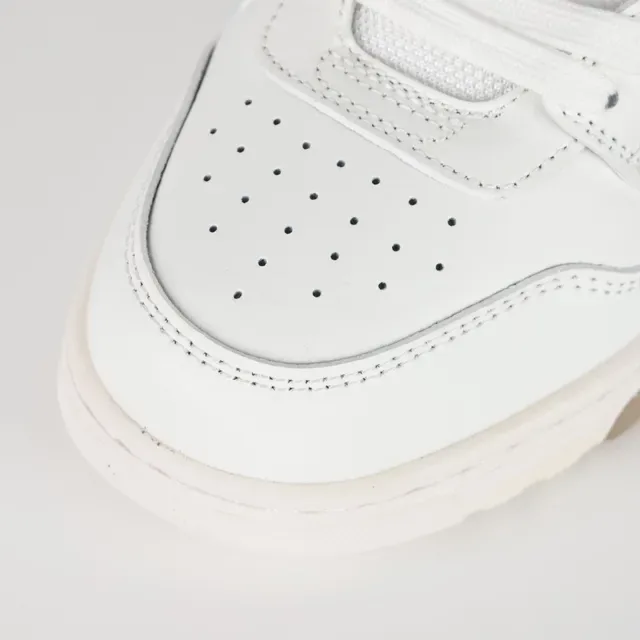 Off-White tênis lifestyle brancos e rosados com script para caminhar 5