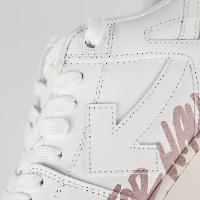 Off-White tênis lifestyle brancos e rosados com script para caminhar 6