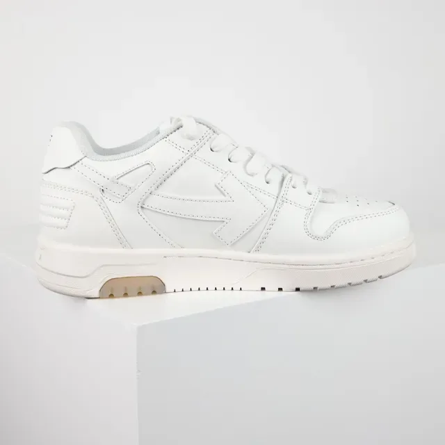 Off-White tênis lifestyle brancos e rosados com script para caminhar 7