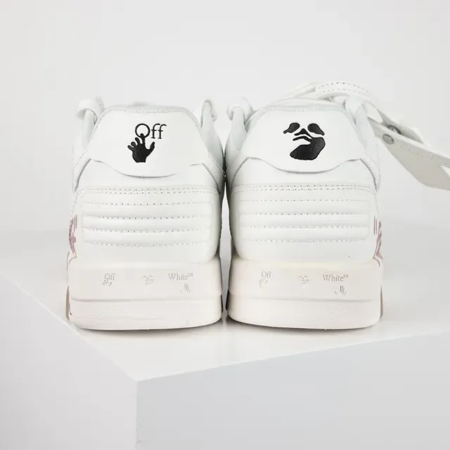 Off-White tênis lifestyle brancos e rosados com script para caminhar 8