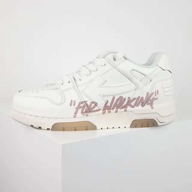 Off-White tênis lifestyle brancos e rosados com script para caminhar 9