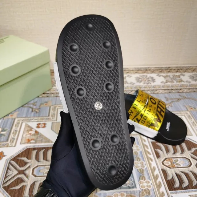 Off-White Slide काला और पीला औद्योगिक बेल्ट पट्टी चप्पल 2