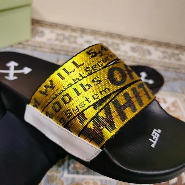 Off-White Slide काला और पीला औद्योगिक बेल्ट पट्टी चप्पल 5