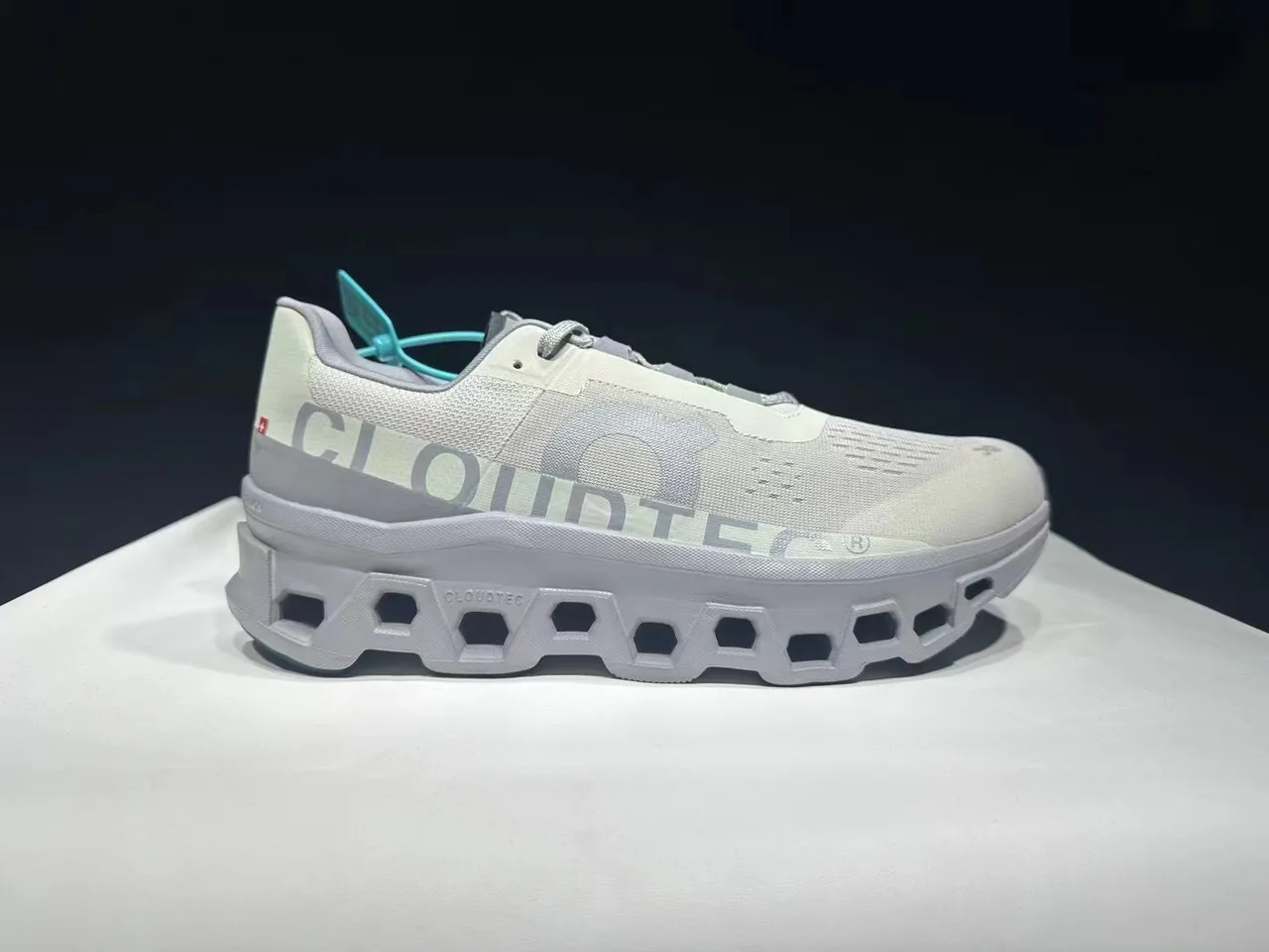 On Cloudmonster حذاء جري رمادي فاتح 4