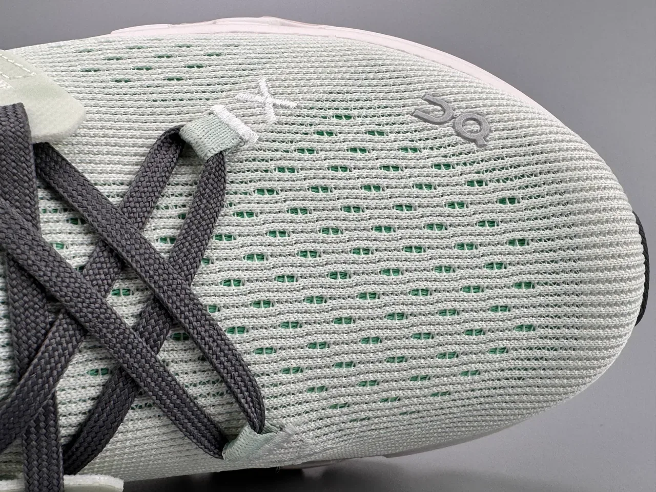 On Verde Blanco Engineered Knit Upper Segmented CloudTec Midsole Zapatillas 4