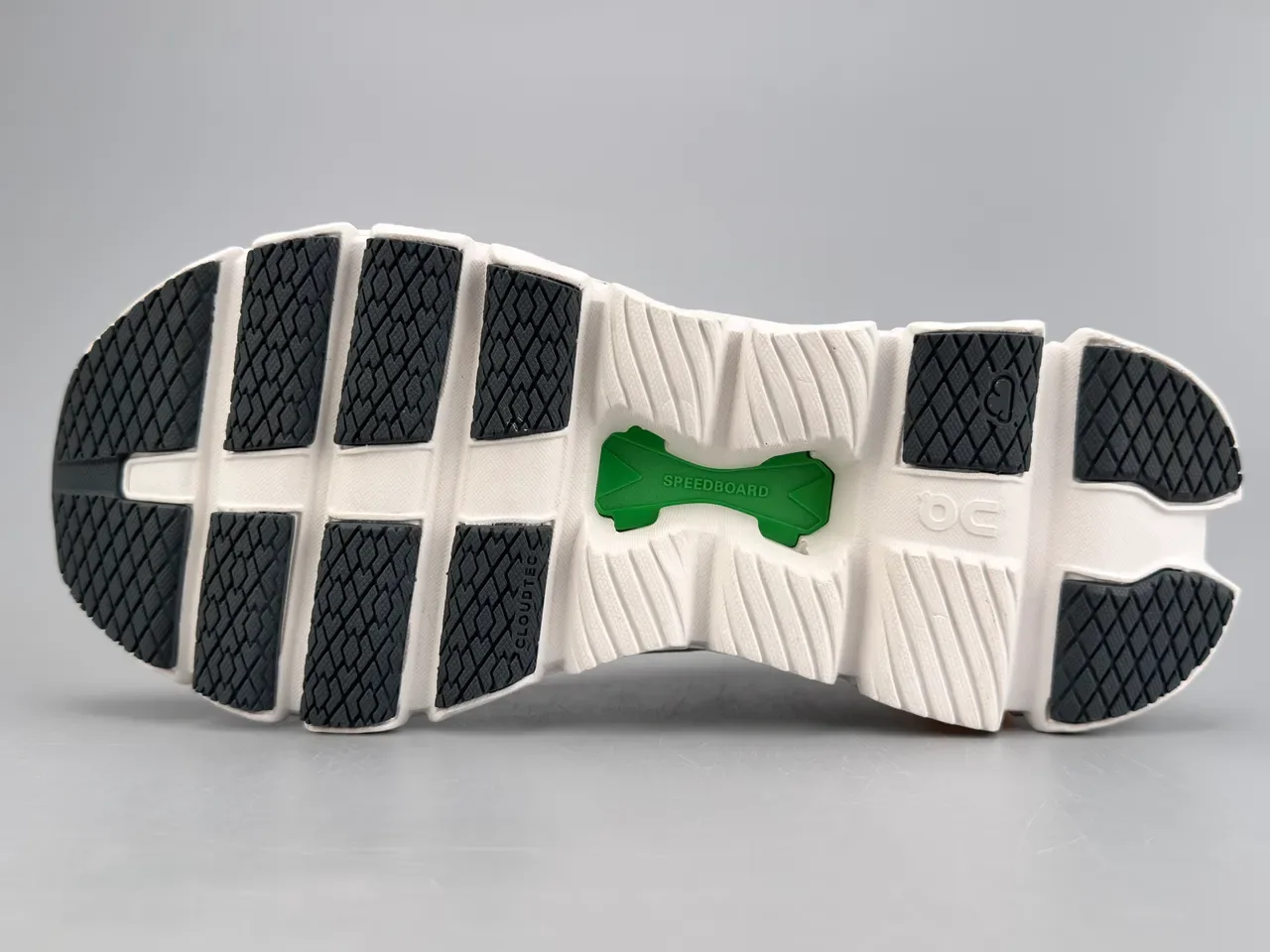 On Verde Blanco Engineered Knit Upper Segmented CloudTec Midsole Zapatillas 6