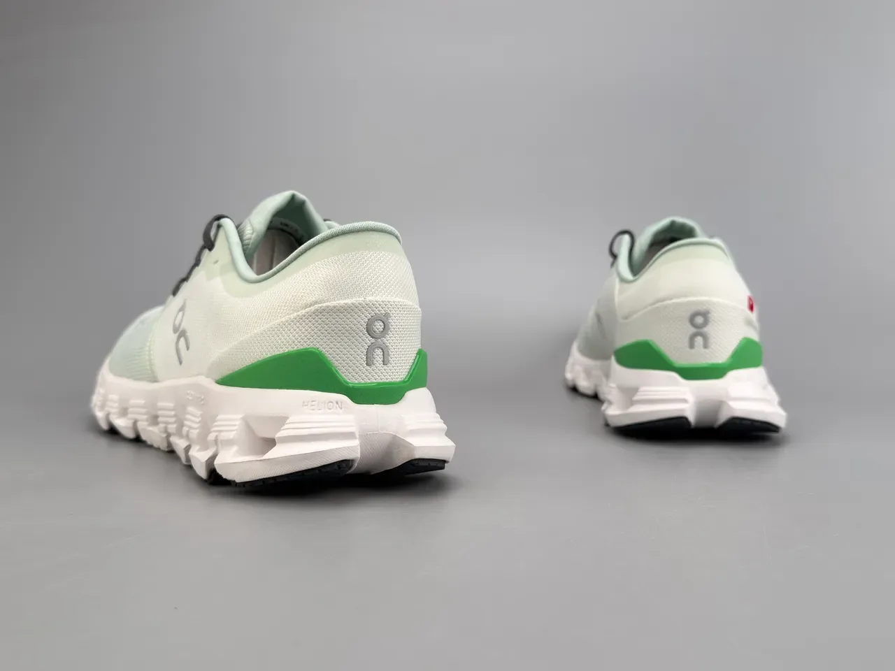 On Verde Blanco Engineered Knit Upper Segmented CloudTec Midsole Zapatillas 8