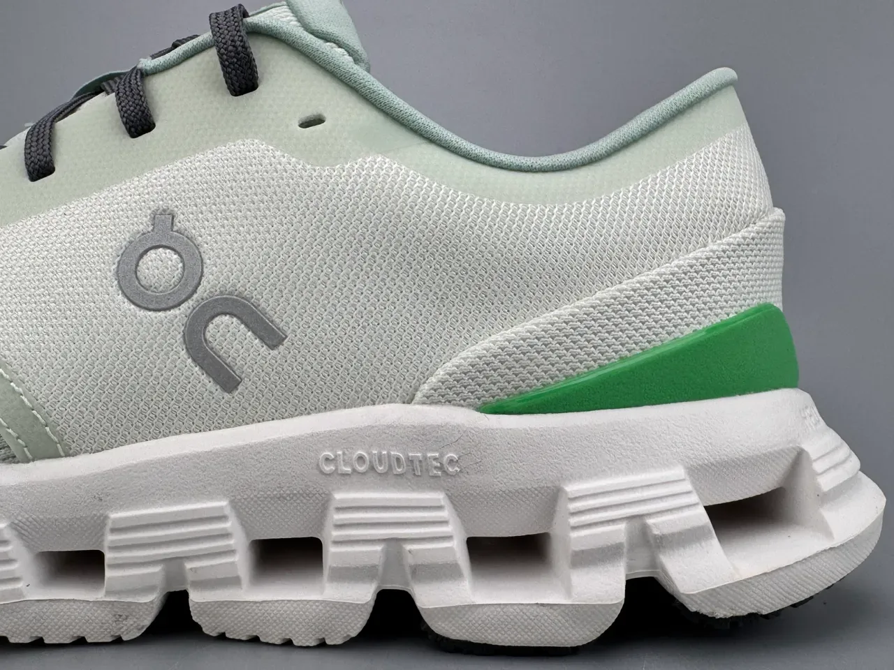 On Verde Blanco Engineered Knit Upper Segmented CloudTec Midsole Zapatillas 9