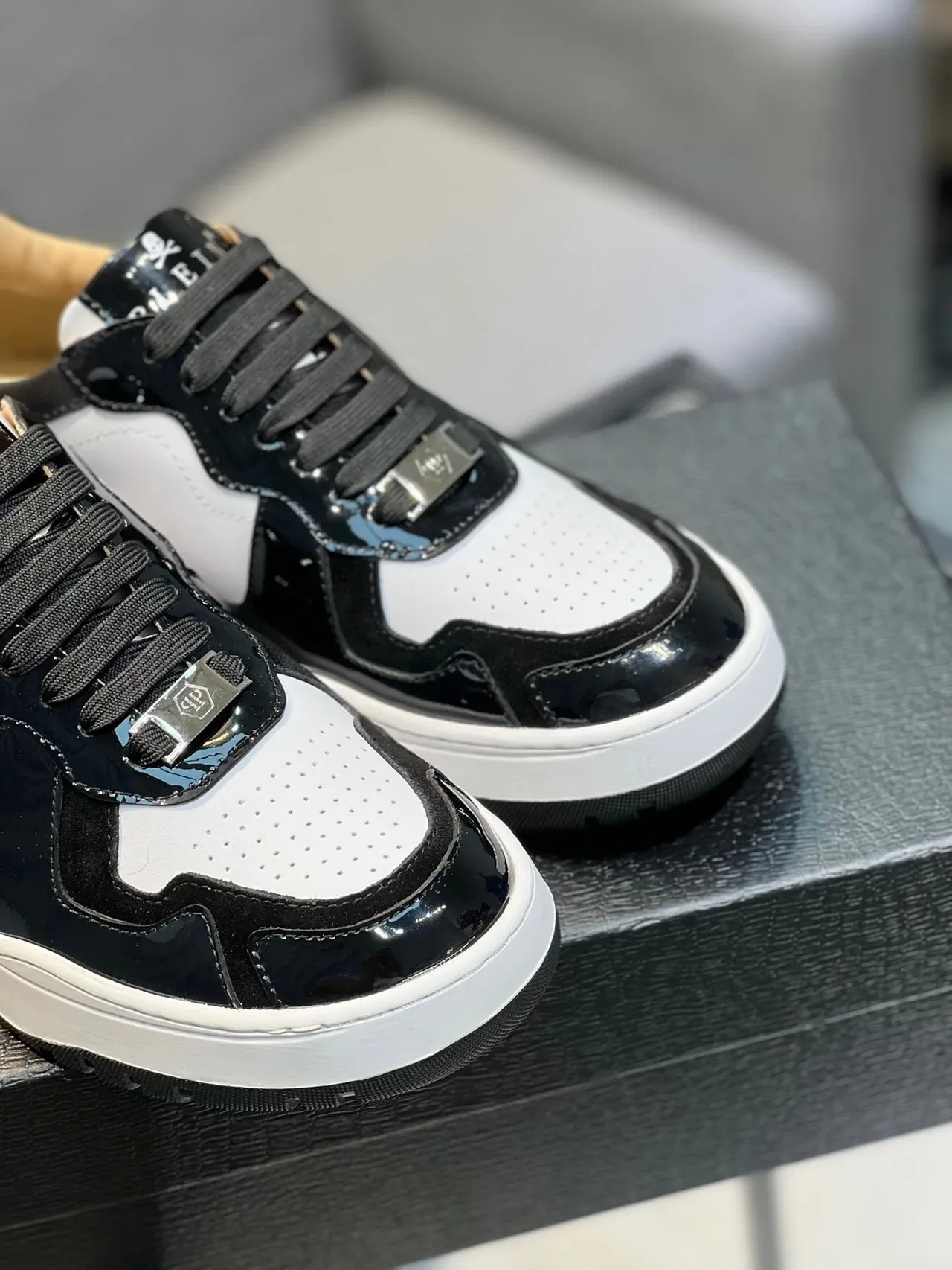 Philipp Plein Noir Blanc Panelled Upper Cuir Patenté Accents Lifestyle Sneakers 9