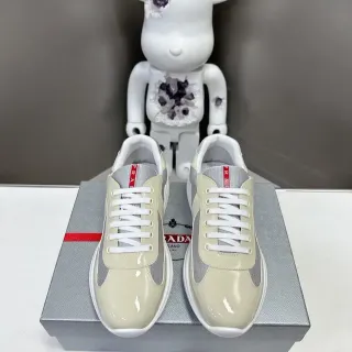 Prada Zapatillas lifestyle de couro patentado brilhante bege e cinza com painéis laterais de malha na ponta