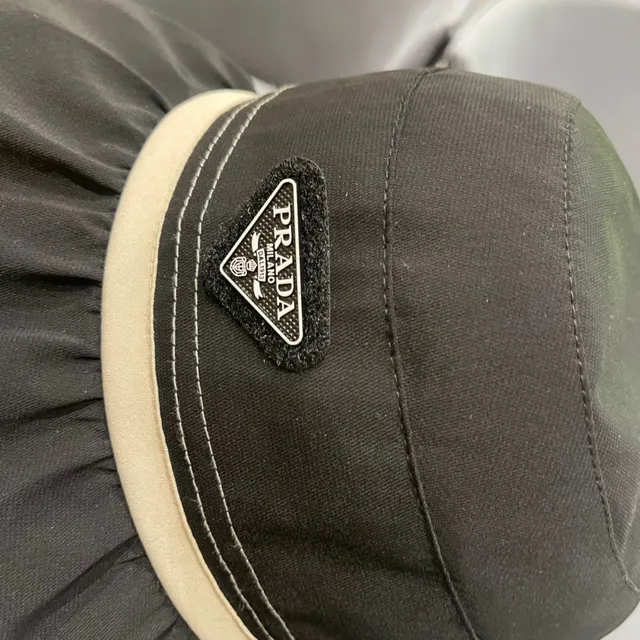 Prada Negro Beige Tela Similar a Nylon Crema Banda de Contraste Sombrero Bucket 7