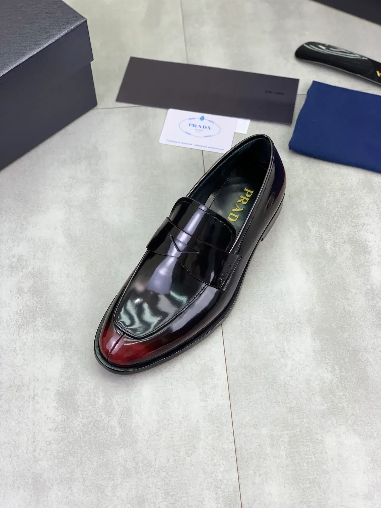 Prada Mocassin Penny Loafer Noir Bordeaux Cuir Patenté Haut Brillant 4