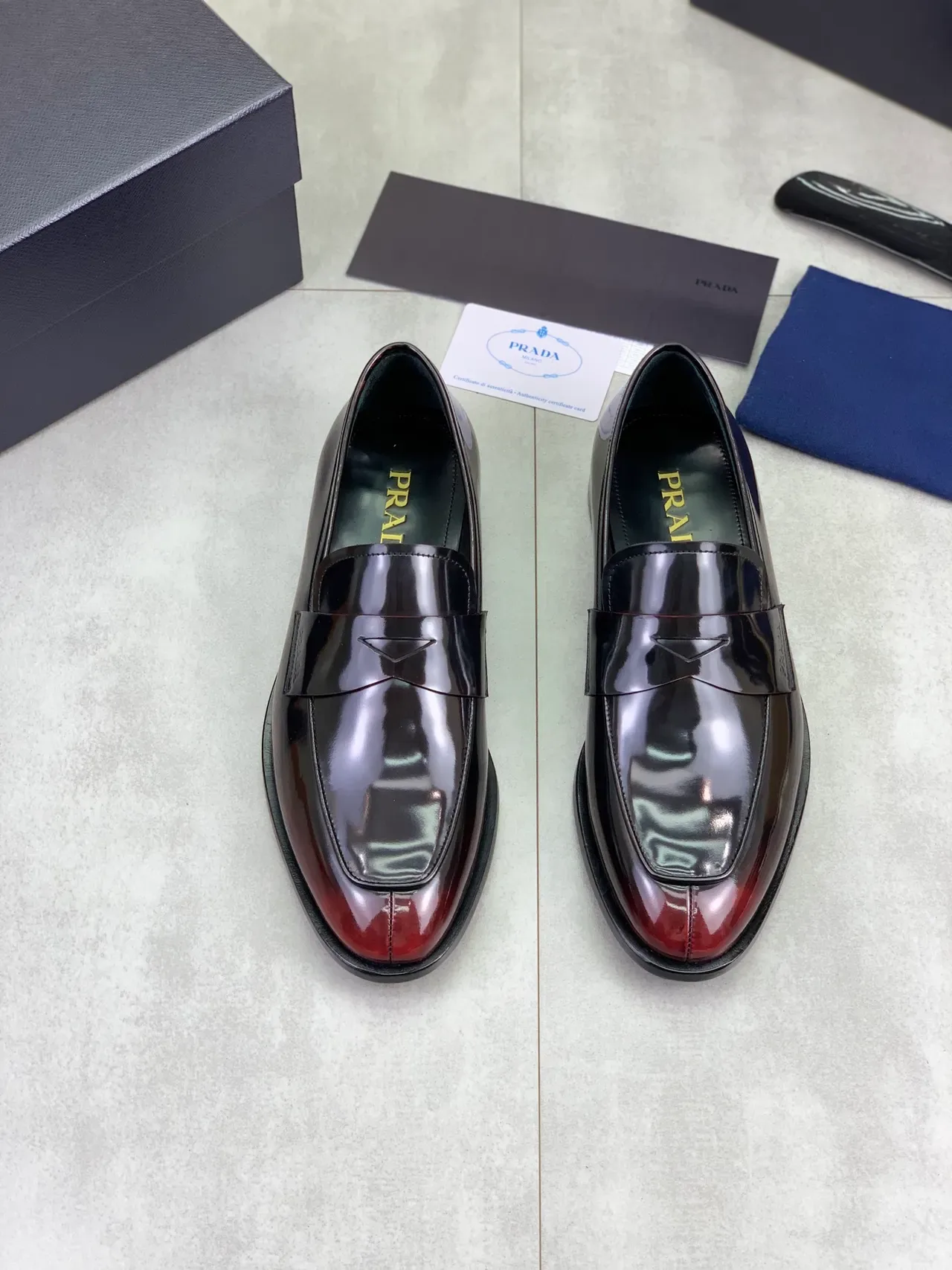 Prada Mocassin Penny Loafer Noir Bordeaux Cuir Patenté Haut Brillant 5