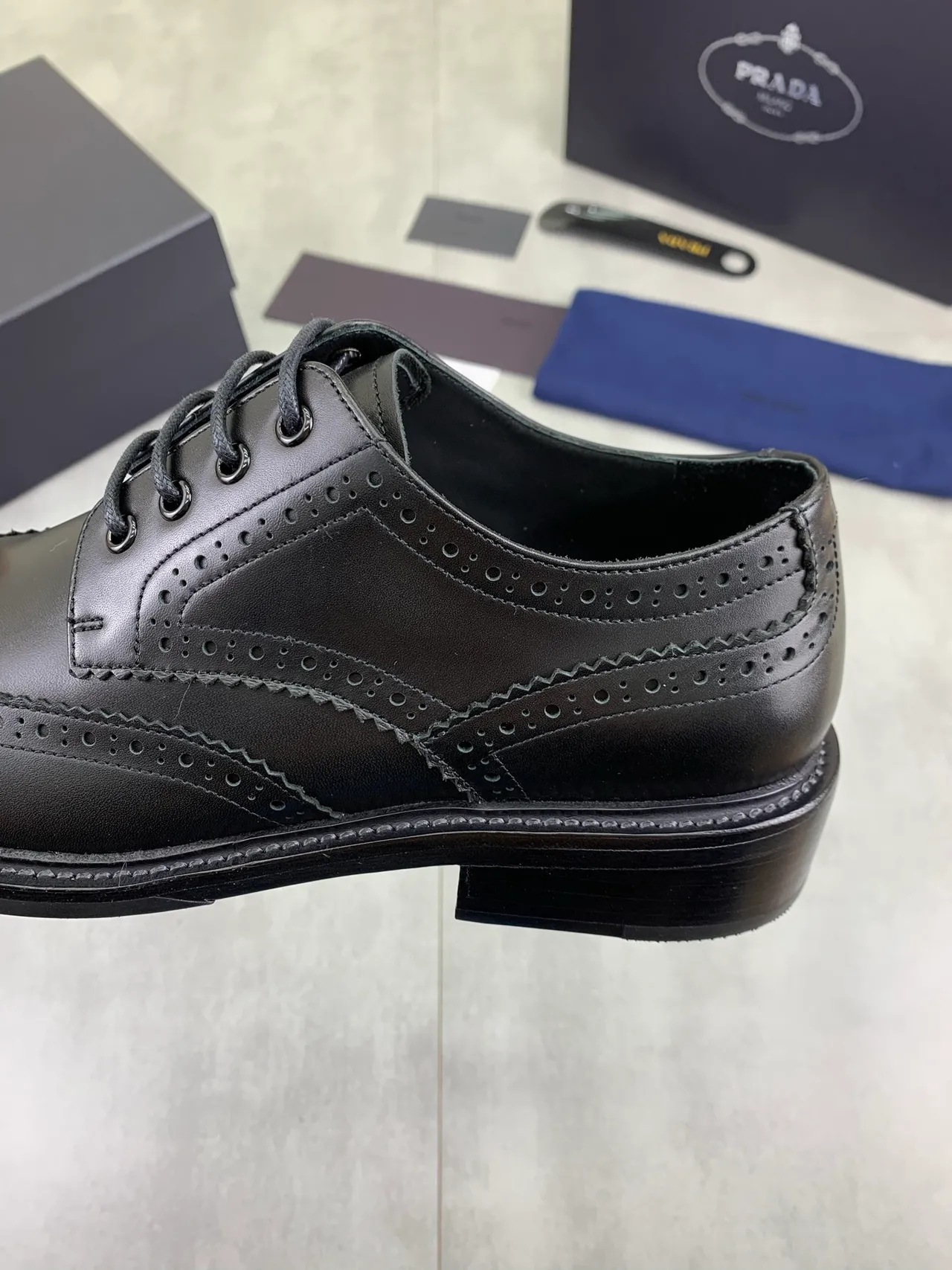 Prada কালো ফুল উইংটিপ পলিশড চামড়া Brogue 4