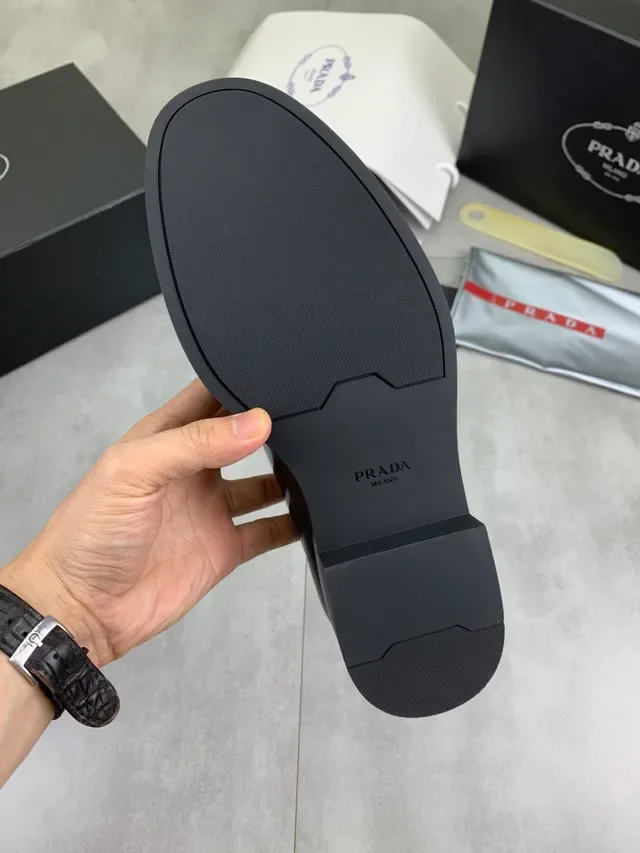 Prada কালো গ্লসি লেদার পারফোরেটেড টো ব্রোগ 2