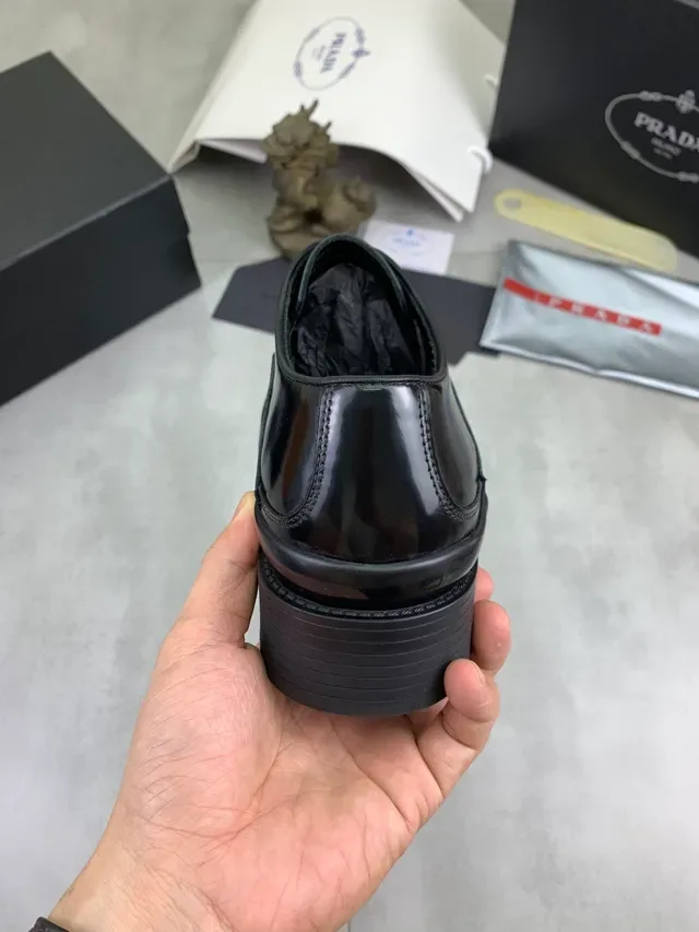 Prada কালো গ্লসি লেদার পারফোরেটেড টো ব্রোগ 3