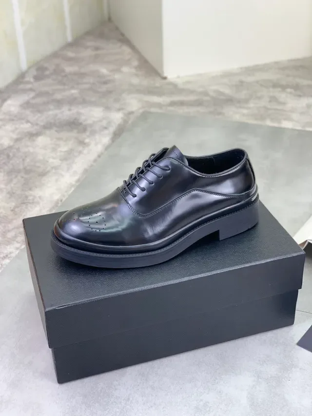 Prada কালো গ্লসি লেদার পারফোরেটেড টো ব্রোগ 4