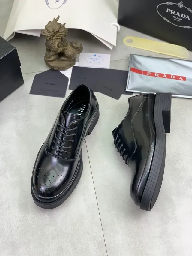Prada কালো গ্লসি লেদার পারফোরেটেড টো ব্রোগ 5
