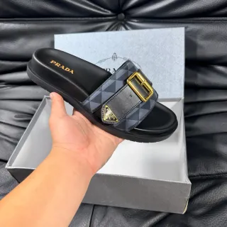 Prada Sandalias de plataforma negro y gris con correa de impresión geométrica
