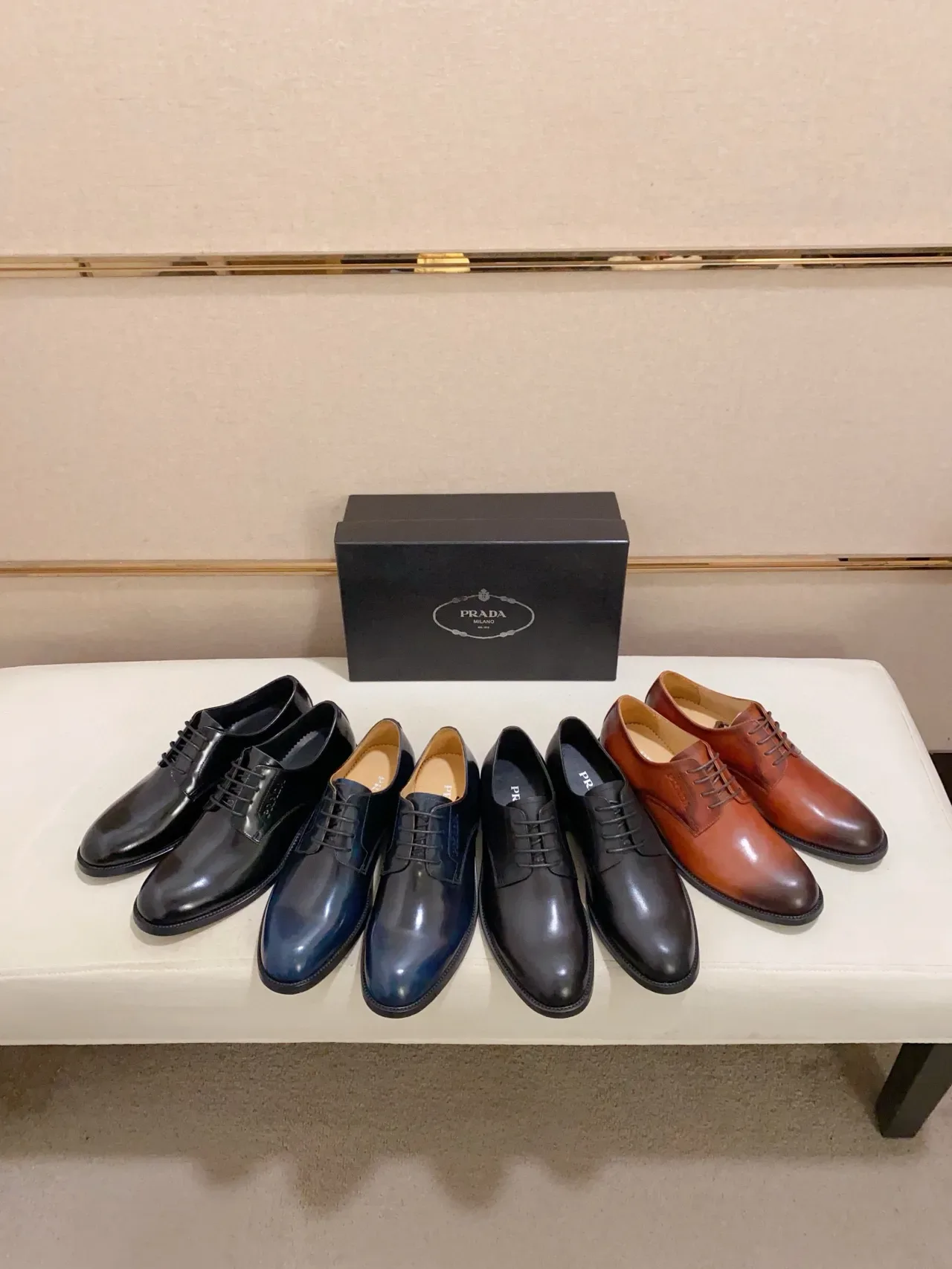 Prada Chaussures Oxford en Cuir Noir Poli à Pointe 2