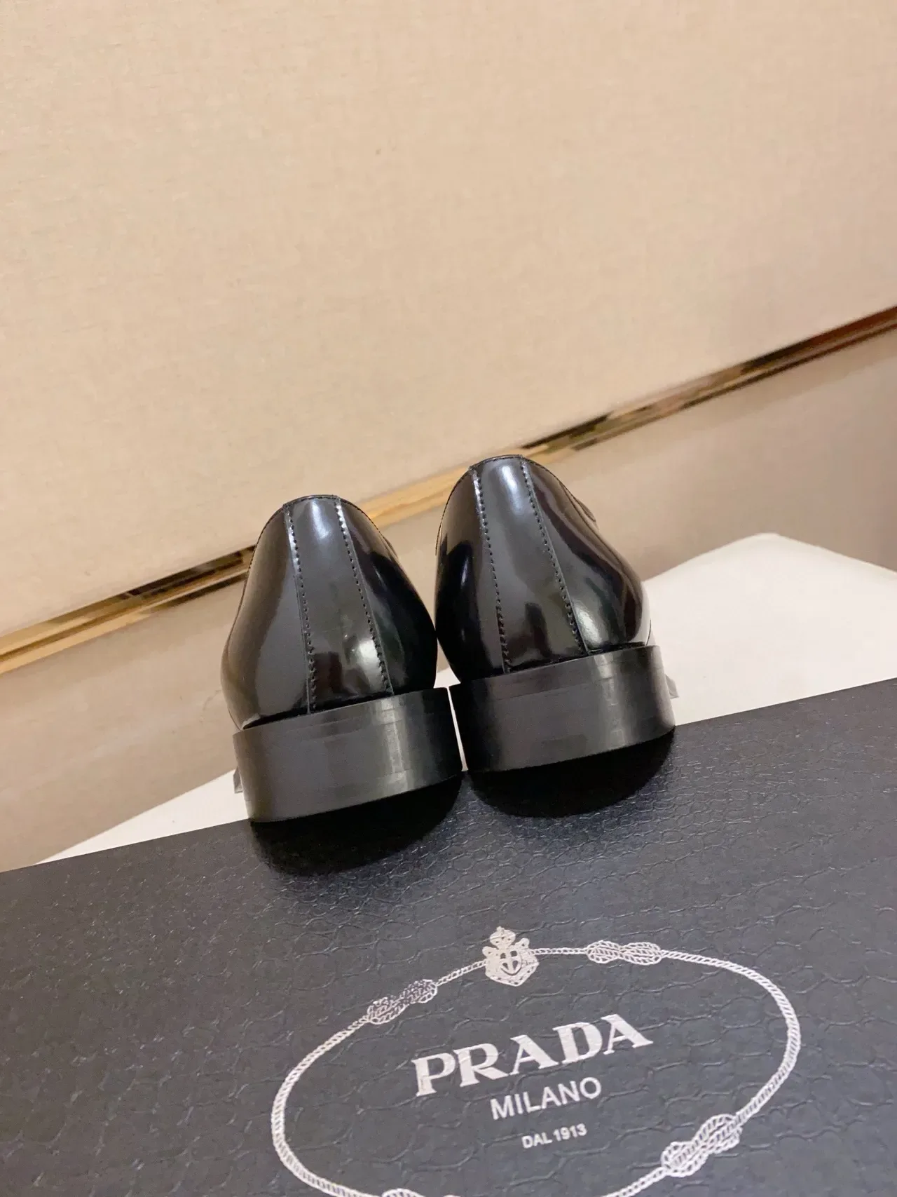 Prada Chaussures Oxford en Cuir Noir Poli à Pointe 4
