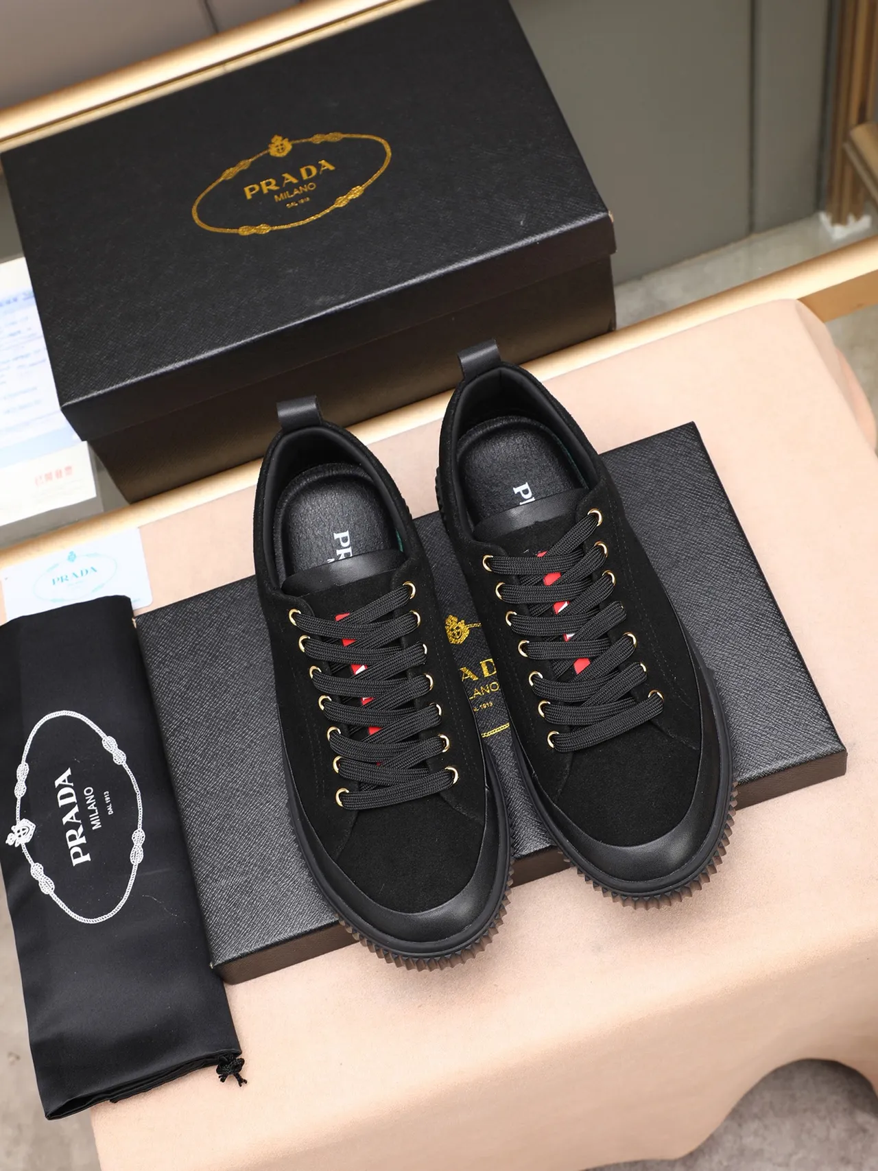 Prada Noir Rouge Ante Supérieure Semelle en Caoutchouc à Nervures Sneakers Lifestyle 2