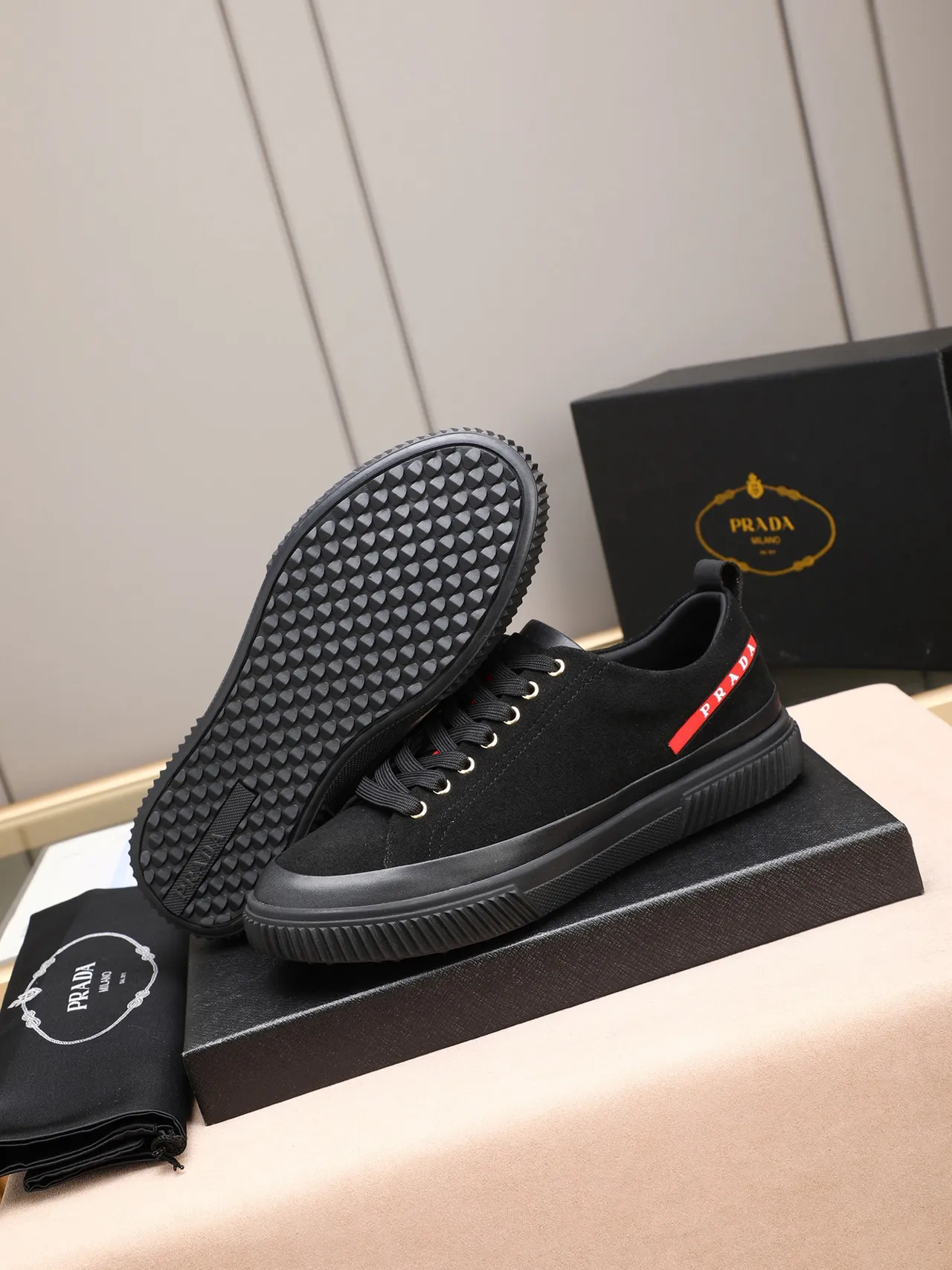 Prada Noir Rouge Ante Supérieure Semelle en Caoutchouc à Nervures Sneakers Lifestyle 4