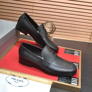 Prada काला Saffiano पेनी स्ट्रैप लूफर