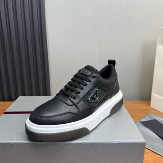 Prada काली सफेद चमड़ा और जाली ऊपरी कंट्रास्ट मिडसोल लाइफस्टाइल स्नीकर्स