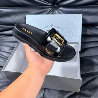 Prada fivela slide preto couro patent chinelo